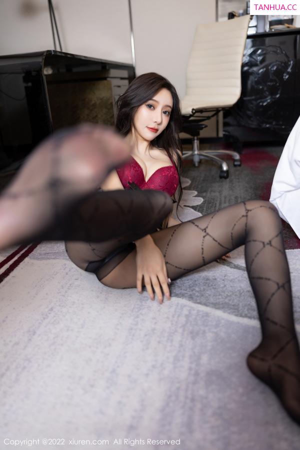 王馨瑶  [XiuRen]高清写真图 2022.11.25 No.5915 王馨瑶yanni 黑丝美腿第82张图片